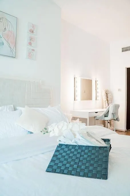 Appartamento Spacious Luxury Condo With Astonishing Lake View! Dubai